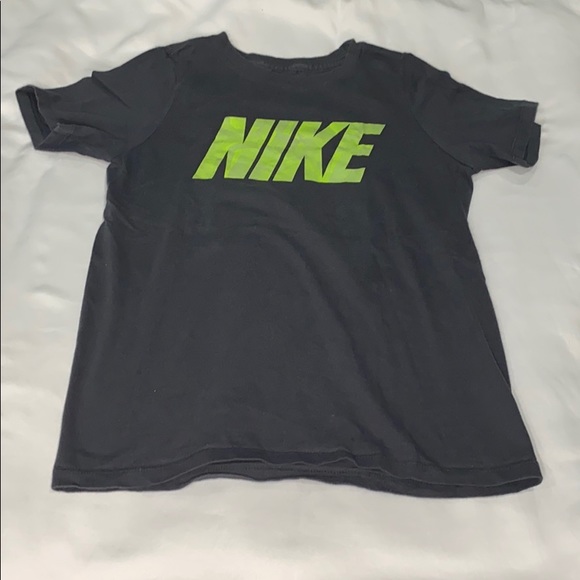 Nike tee - Picture 2 of 4